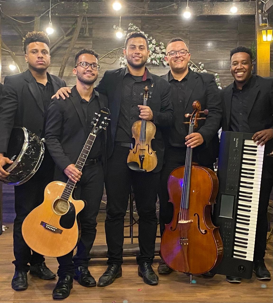 Músicos d'Os Serpas tocando ao vivo em uma cerimônia de casamento